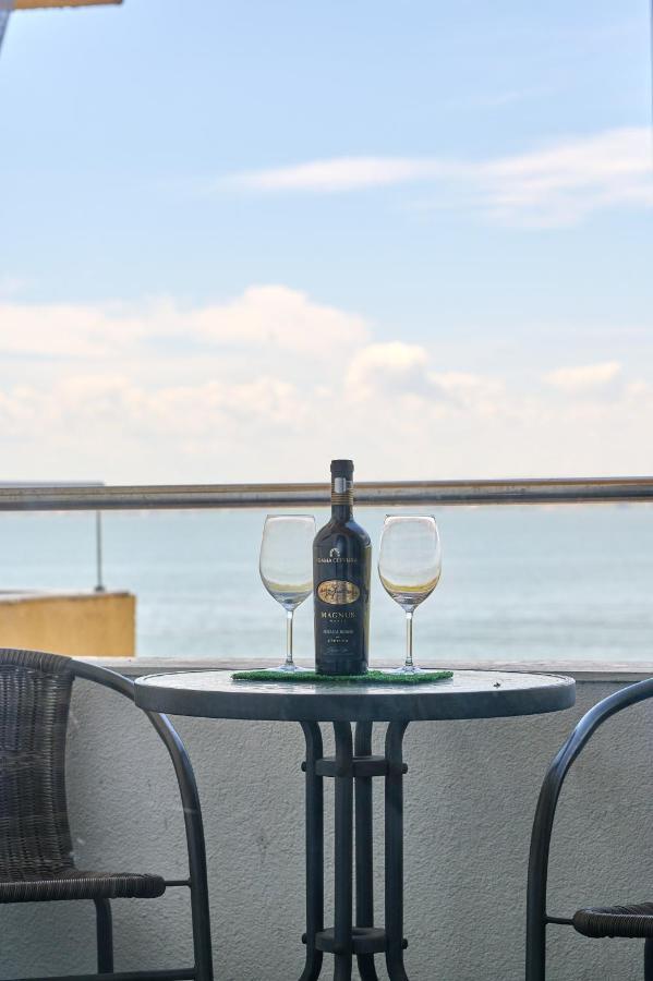 Alina Lake View Apartment Mamaia Exterior photo